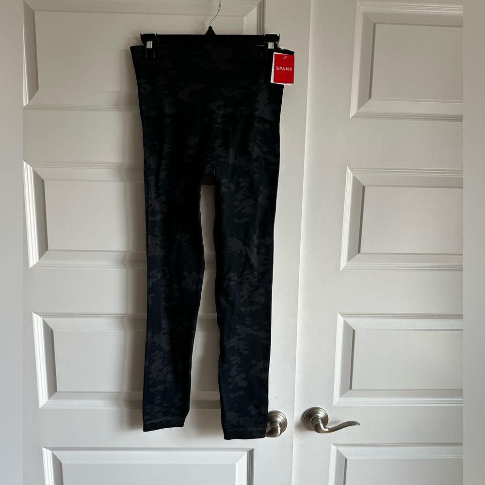 SPANX Look at Me Now Seamless Leggings in Black Camo NWT - Picture 4 of 7